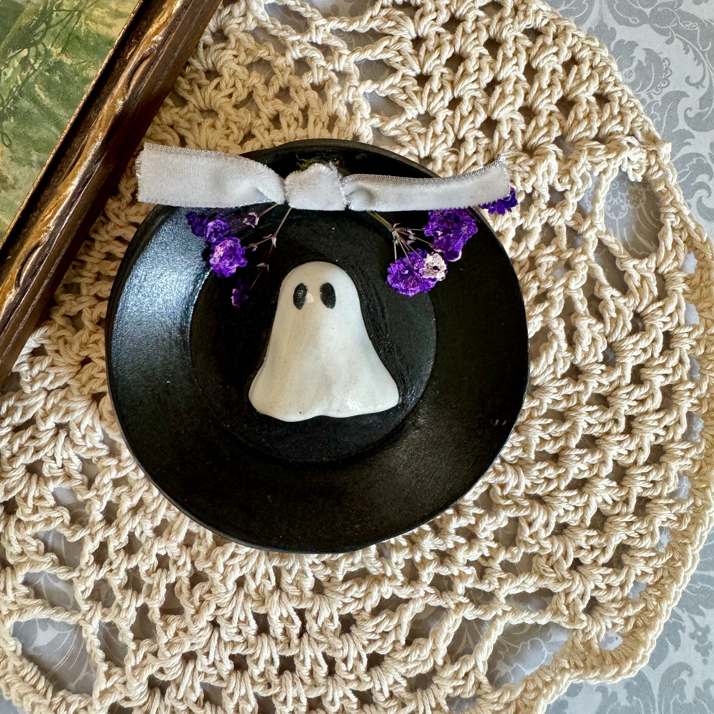 Mini round Cottage Garden Ghost Portrait - Viola