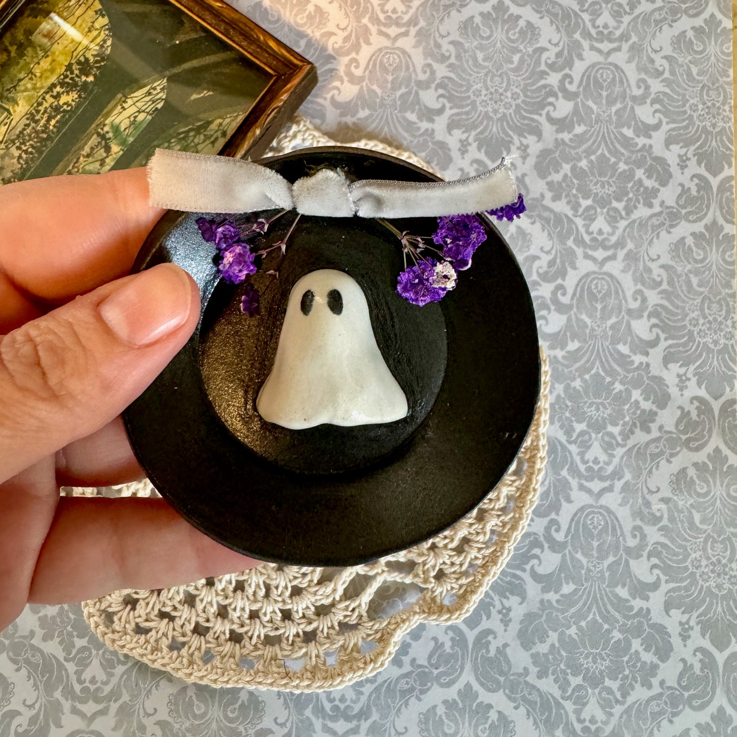 Mini round Cottage Garden Ghost Portrait - Viola
