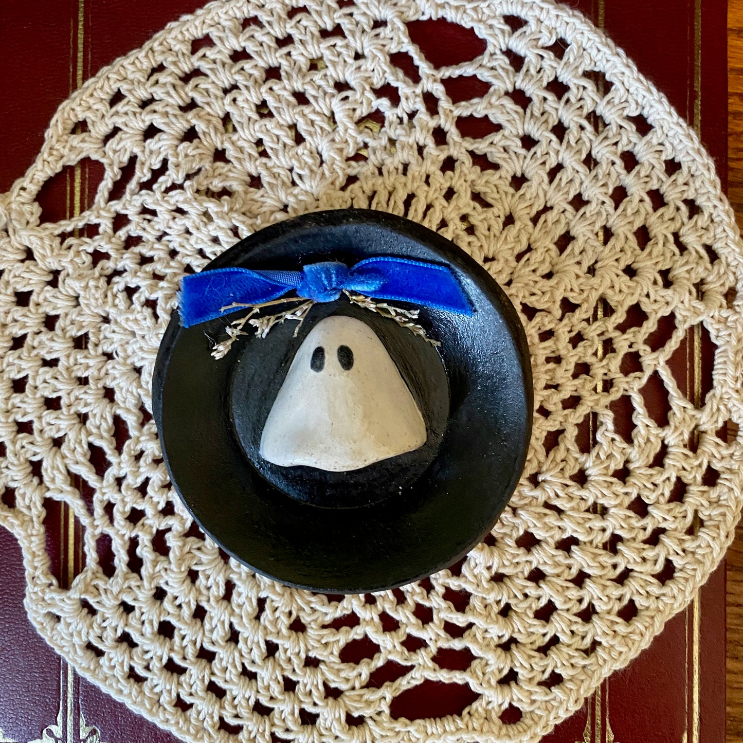Mini round Cottage Garden Ghost Portrait - Billy