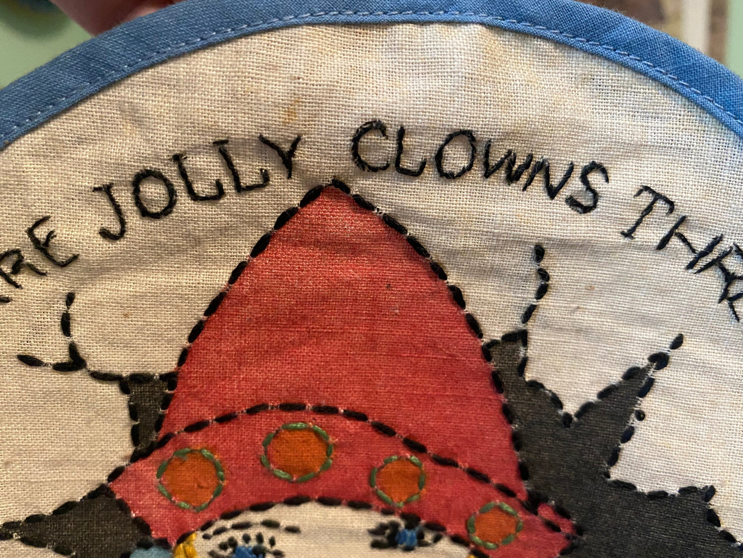 Vintage clown pot holder. Embroidered kitschy kitchen decor. Weird creepy wall hanging hot pad for hot pots. Kitsch gift for clown collector